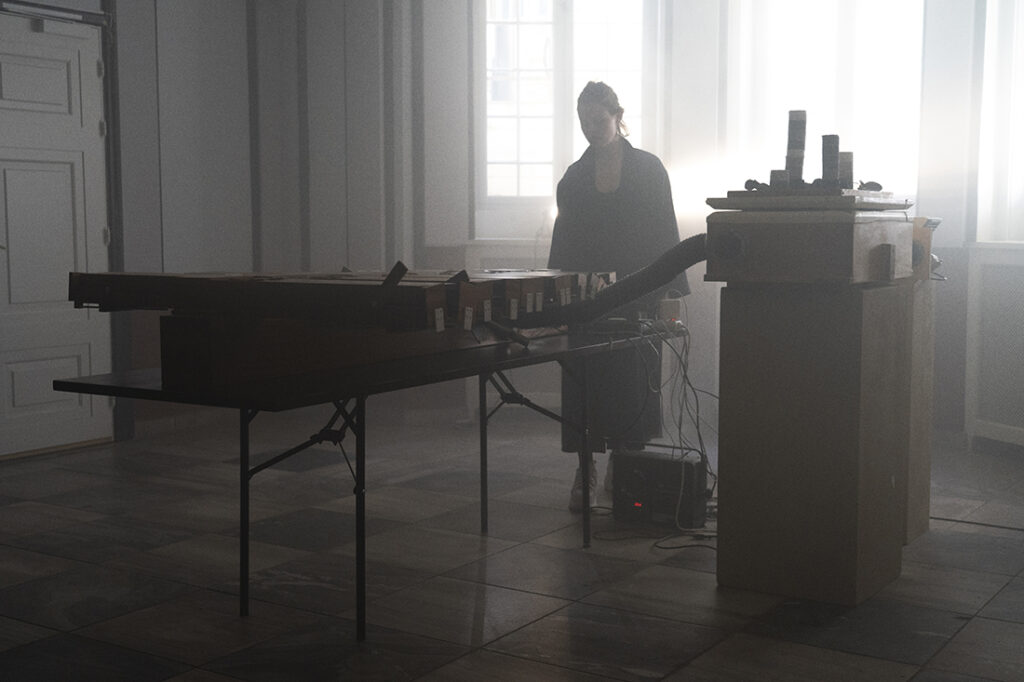 Ragnhild May, Slow Waves, Performance